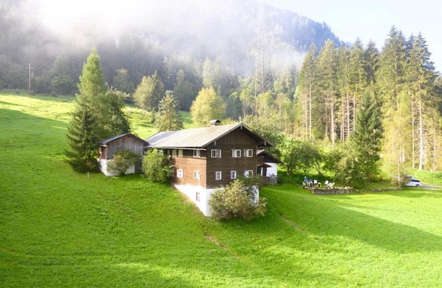 Mountain-view Cottage Sleeps 15 -Balcony -Pets Ok