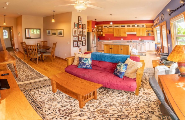 Mountain View, jacuzzi, bright spacious Ecovillage