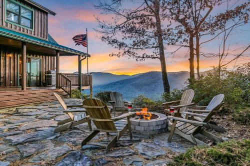 Mountain Views and Deck Stunning Sapphire Cabin