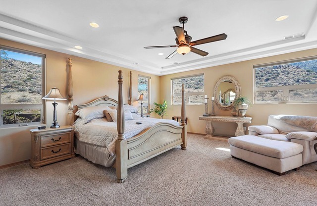 Mountain Views, Backyard Trail Access, 3 King Beds