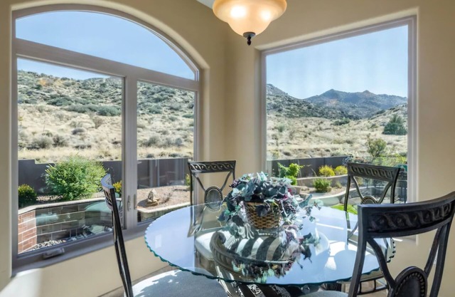 Mountain Views, Backyard Trail Access, 2 King Beds