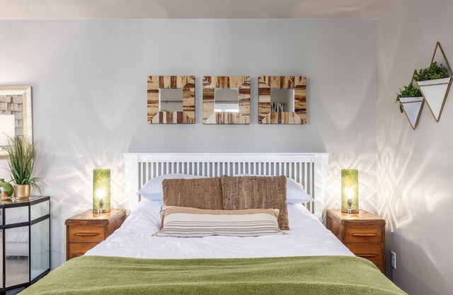 Mountain Views for 8! New, private, professionally decorated 2 Bedroom/2 Bath