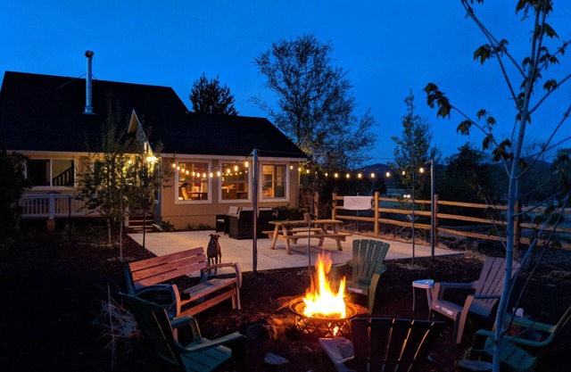 Mountain Views, Pro-clean, isolated, but close to town with fenced yard. Games