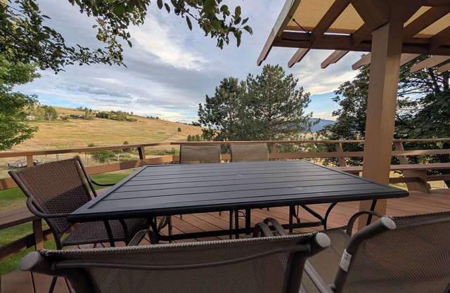 Mountain Views with Expansive Deck Luxury 4BR Home. nNear Downtown and Airport