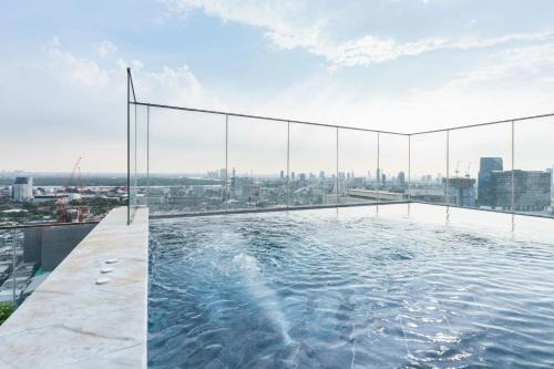 MRT Queen 15m One Stop Direct to BTS ASOK Borderless Swimming Pool