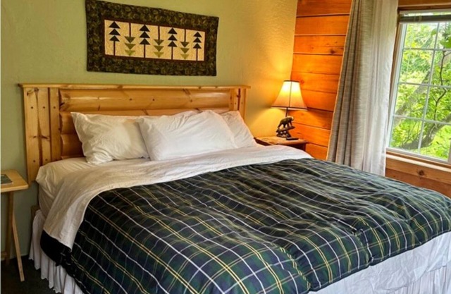 Mt. Douglas Courtyard Room, Homer Floatplane Lodge