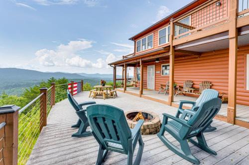 Mtn-View Cabin Deck and Pets Welcome in Murphy