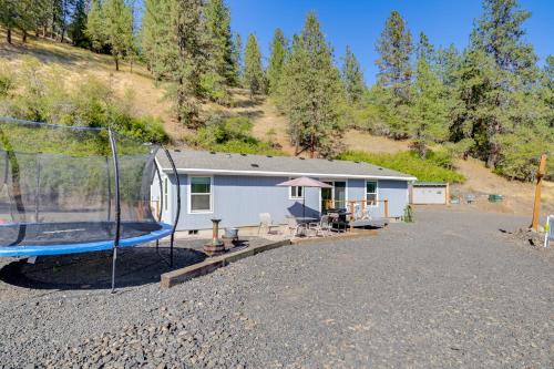 Mtn-View Gem with Outdoor Entertainment in Ahsahka!