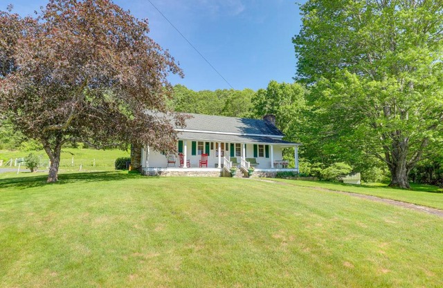 Mtn Views and Epic Sunsets Private Weaverville Home