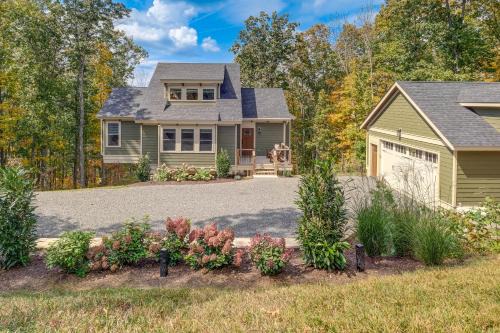 Mtn Views and Spacious Deck! Modern Caldwell Getaway