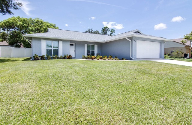 Murray Dale Hideaway – Spacious 3BR Home w/Sunroom, Fenced Yard & Pet-Friendly Comfort Near Tampa!