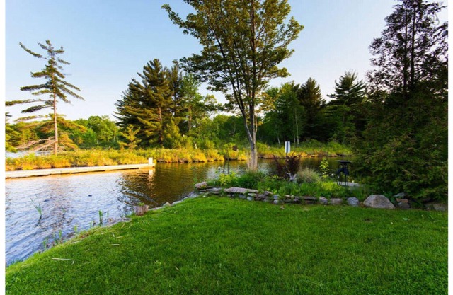 Muskoka - The Hummingbird Tea Lake cabin