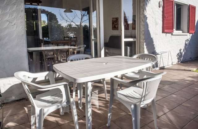 N082 - Numana, villa with right garden