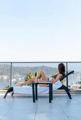 Nakas Suites