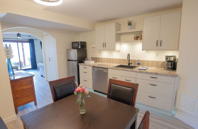 Naramata Suite Dreams B&B, Two bedrooms, living room, kitchenette, bathroom