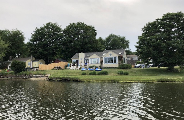 Narrow River Waterfront! Kayaks Fall getaways Oct&Nov wk/wknds! Monthly winter!