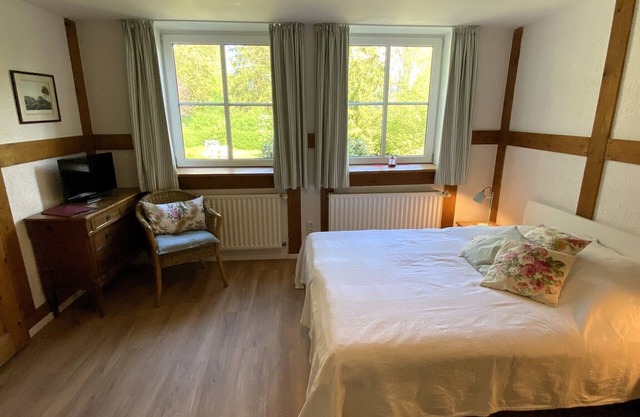 Nature and tranquillity - in a historic thatched farmhouse with a large garden