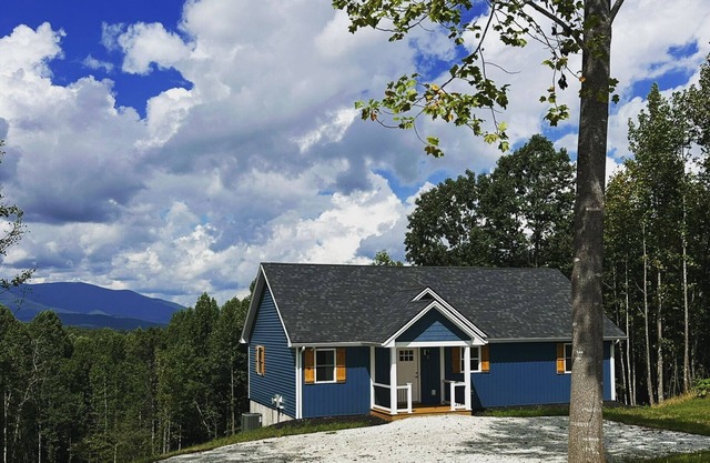 Nature getaway; beautiful Mountain Views, close to rivers, breweries & wineries.