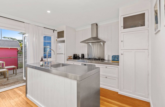 Nautica Beach Cottage - Coastal Haven in Currarong