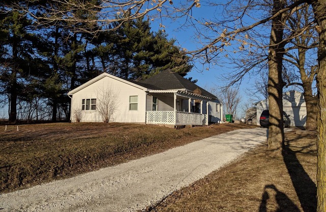 Nauvoo Country Cottage - Sleeps 12