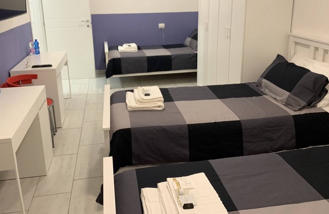 Navigli District - Bright apartment with balcony Free Parking & Wi-Fi