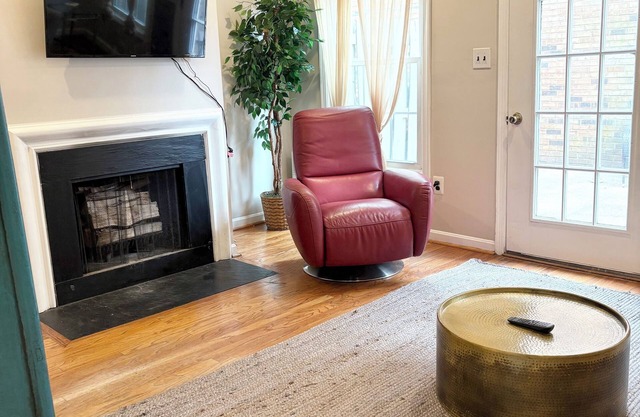 nDowntown home near museums and monuments