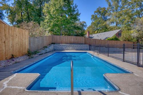 Near Botanical Garden with a Pool Charming on Charing