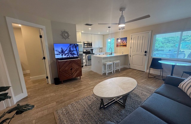 Near Downtown + 5 Min to the Beach: Sunshine House