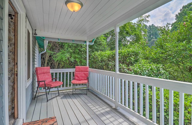 Near Hiking + Dining: Dtwn Sylva Cottage!