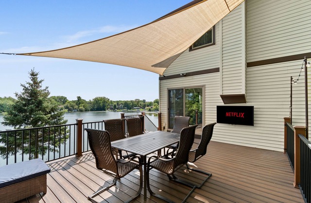 Near Milwaukee - Sleeps 12 - Add The Pontoon
