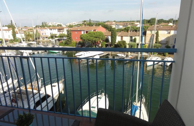 Near STTROPEZ APPT in PORT GRIMAUD renovated, air conditioning, 2 bedrooms, 3 rooms, south, canal view