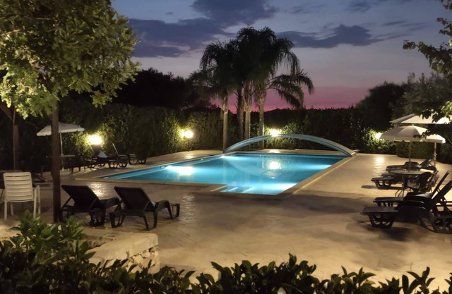 Near the sea, in a typical Ragusa farmhouse. 15x7 swimming pool, WiFi, parking