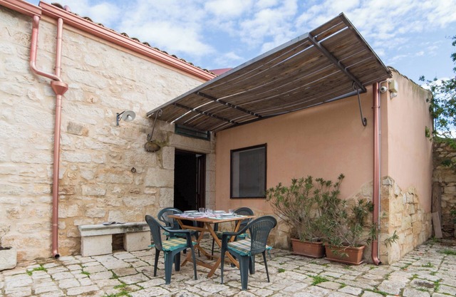 Near the sea, in a typical farmhouse surrounded by orange trees with pool, BBQ.