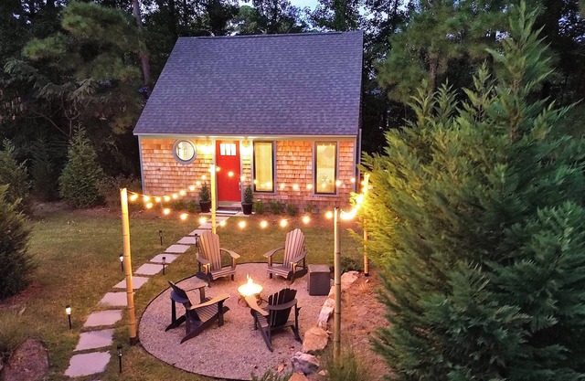 Near Wrightsville Beach! Cozy, Coastal Cottage w/King Br~FirePit~Outdoor Shower.