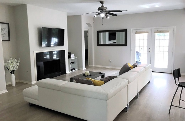 Neat Home, great location,close to restaurants, shopping areas and family activi