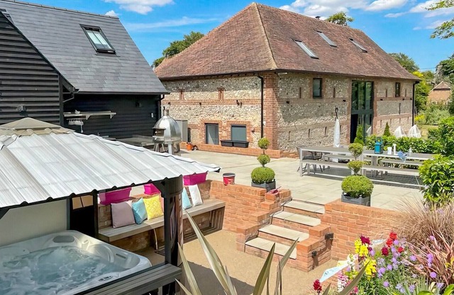 Nestled in idyllic Kent countryside, this beautiful Grade II listed, flint-and-brick barn has been t