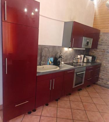 Neu Maisonette Haus jedes Zimmer mit eigenem Bad , Schlafen wie im Hotel mit Einbauküche