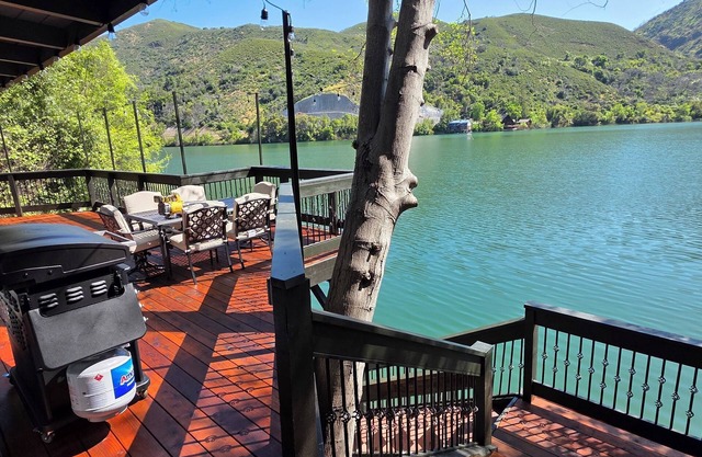 New 2BR Lake House on Blue Lakes-Private Dock, Large Patio, Fire Pit & Kitchen