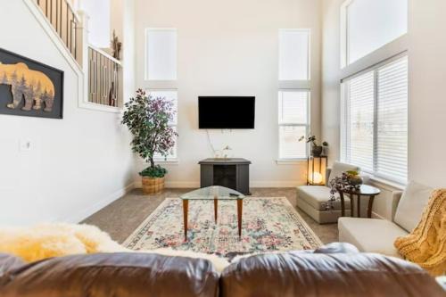 NEW 4-bed 4-bath Stylish House with Mountain View and 2 garages
