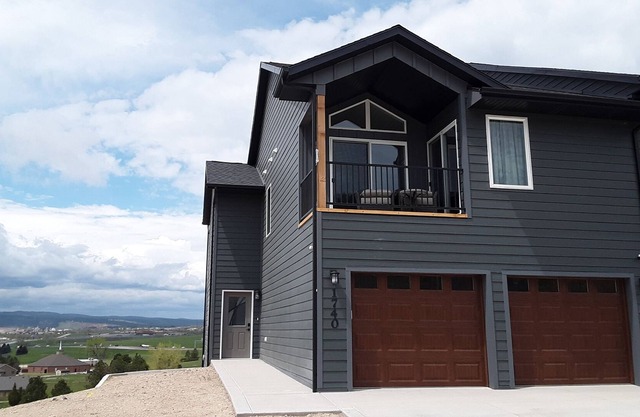 New 4-bedroom townhouse w/ 2 decks. Summertime hot tub!