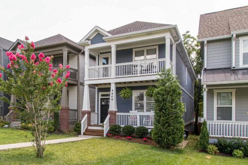 NEW 7 mins to Broadway Sleeps 8
