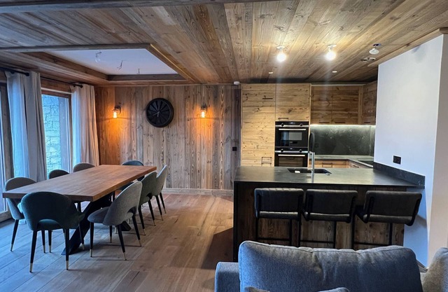 New apartment 7 ppl, 3 bedrooms with balcony and parking in Val-d'Isère