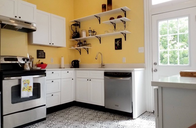 New apt in center of New Orleans! Great location for travel nurse/professionals!