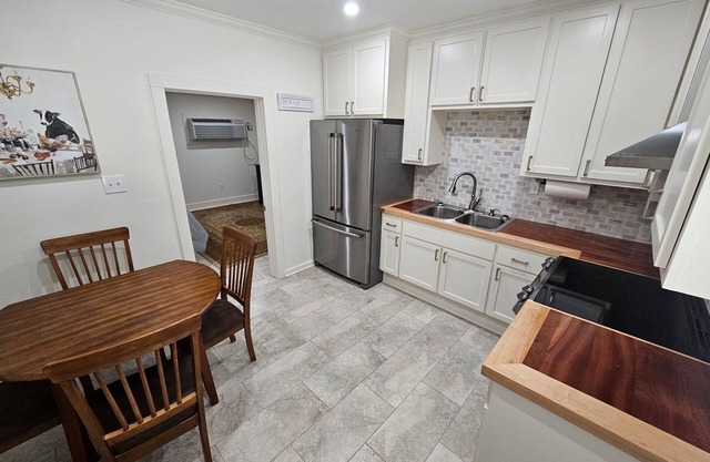 New build 1 bed apartment with full size bathroom and kitchen.