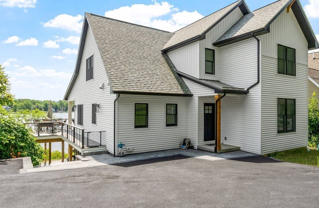 New build 5-bedroom waterfront lake house in Saratoga Springs