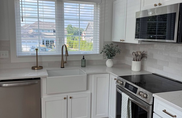 New Build- Carriage House. 1 bedroom, den, kitchen. Half mile to ND. Sleeps 4/5