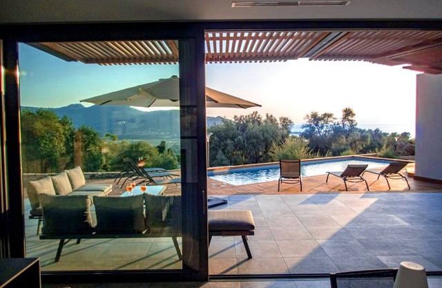 NEW/Contemporary villa - large terrace - heated swimming pool