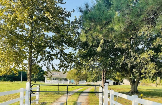 NEW dog friendly With fee Coastal Farmhouse 7 miles to Emerald Isle