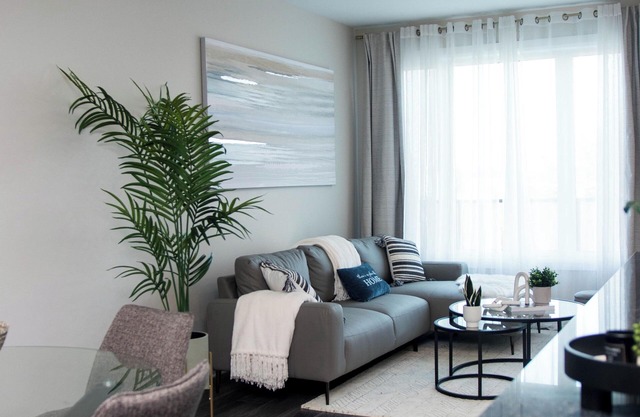 New Elegant & Stunning Townhome - 7 min from beach!