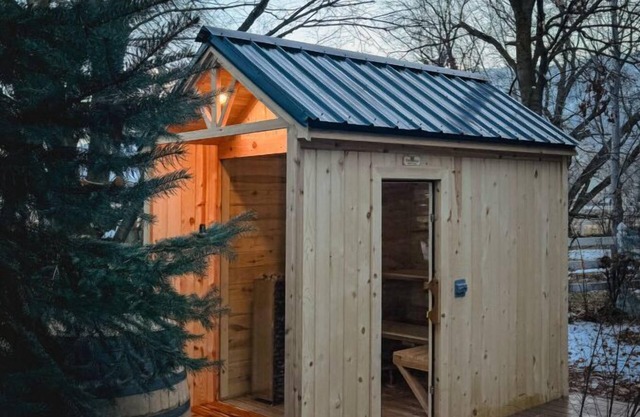 *NEW FINNISH SAUNA! Cheerful, Cozy Farmhouse Cottage and Apple Orchard